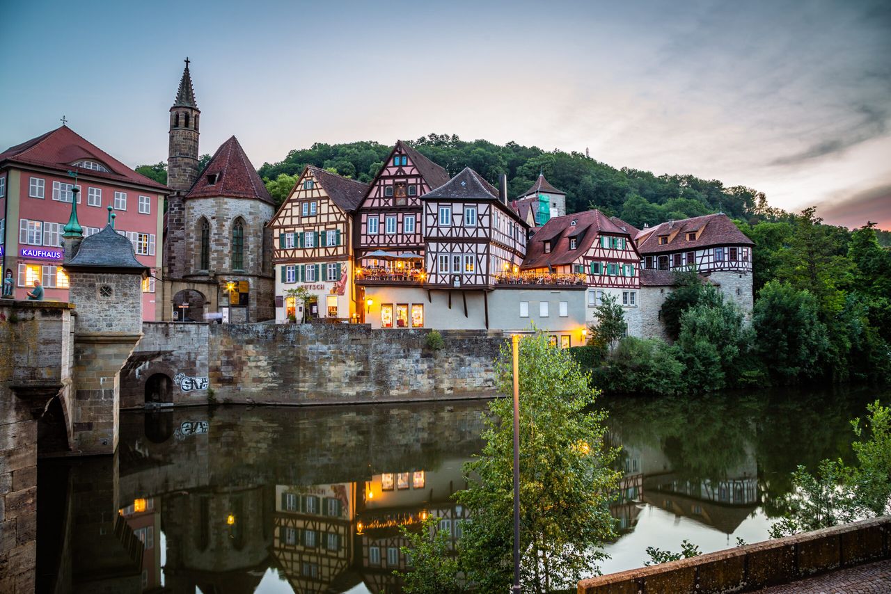 Fachwerkhäuser am Fluss in der Abenddämmerung
