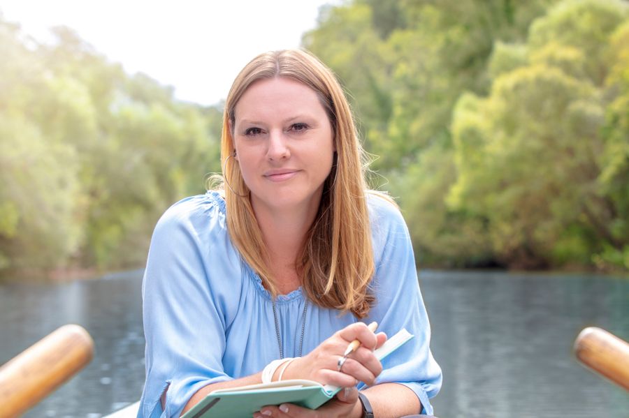 Suki Bluhm mit ihrem Notizbuch in einem Ruderboot